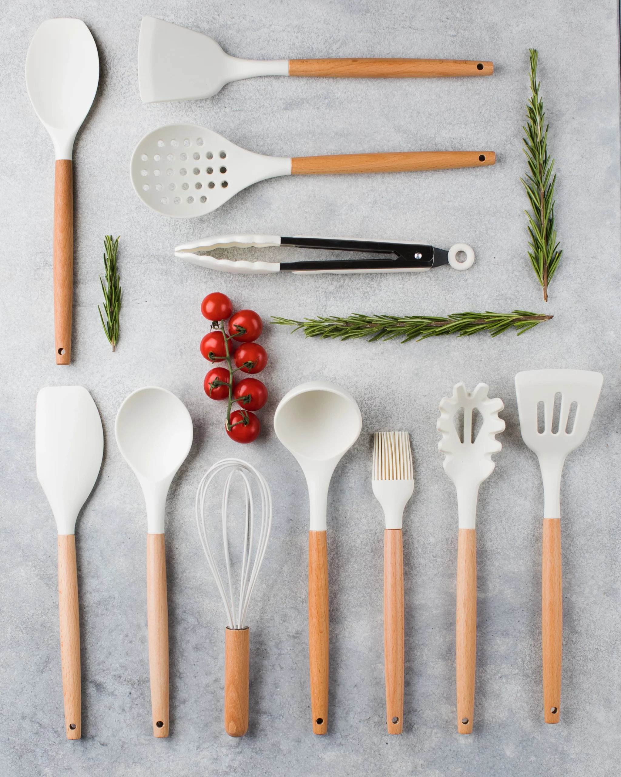 ensemble-d-ustensiles-de-cuisine-sur-un-fond-gris-le-concept-de-la-cuisine-la-preparation-des-plats