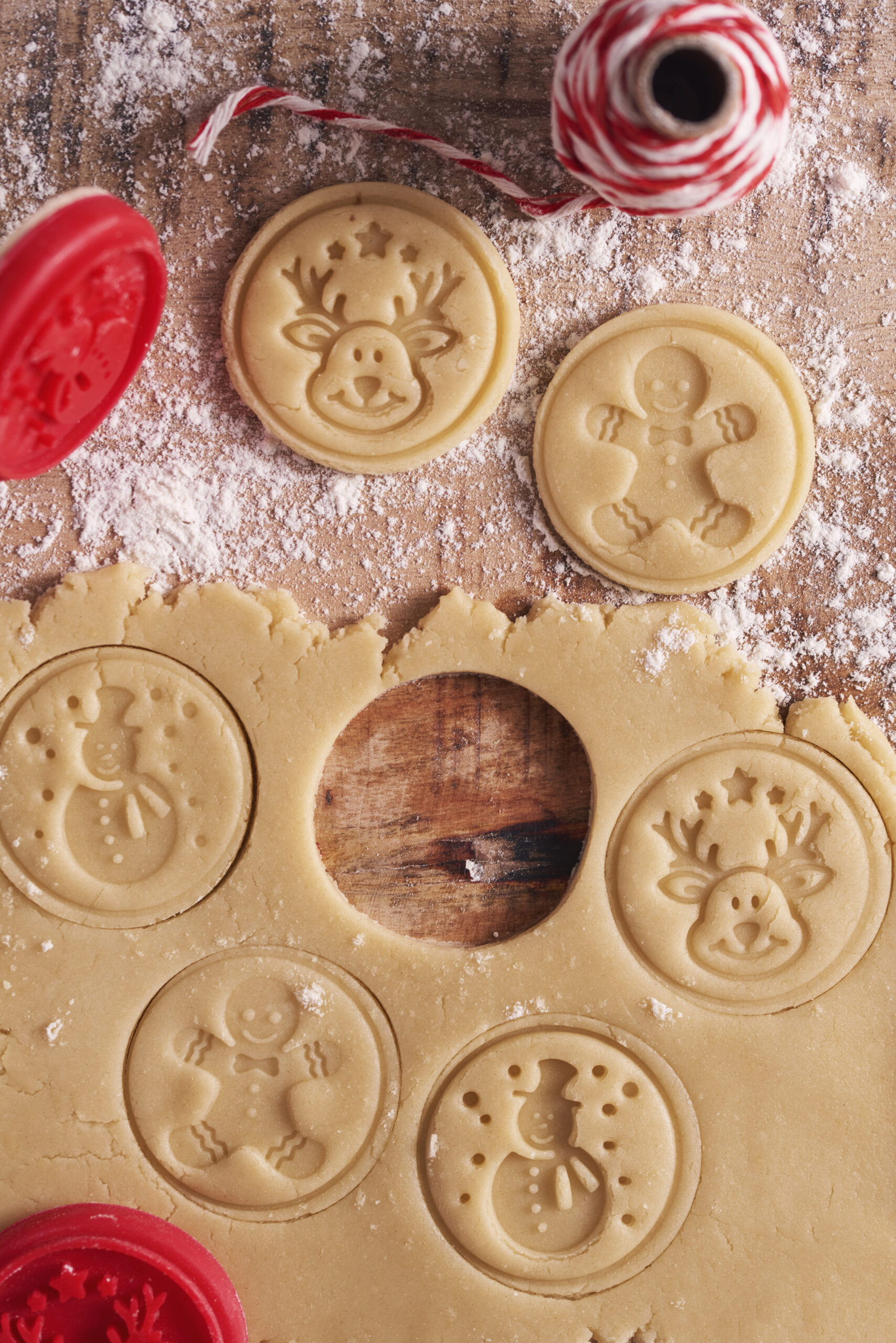 vue-de-dessus-des-biscuits-sucres-au-pain-d-epice